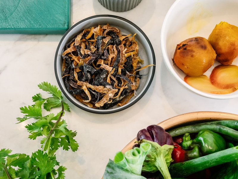 يعمل راسل على الحدّ من هدر الطعام إلى أقصى الحدود عبر استخدام جميع أجزاء المنتجات بالكامل