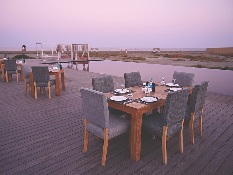 عروض مطعم الكروم على قائمة الطعام المحلية والدولية المتطورة