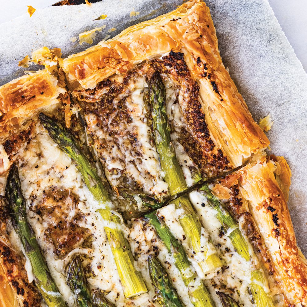 فطيرة فجل وجبنة غرويير وهليون