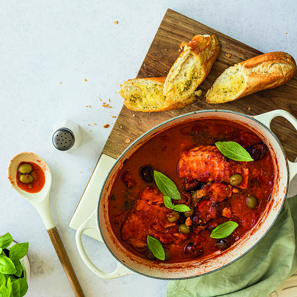 سمك القدّ الأطلسي بصلصة بوتانيسكا مع خبز باغيت بالثوم