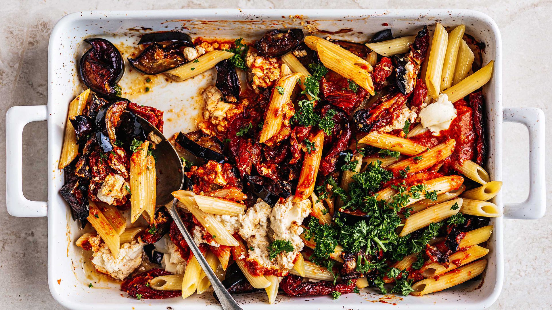 معكرونة مخبوزة مع جبن الفيتا بالباذنجان والهريسة