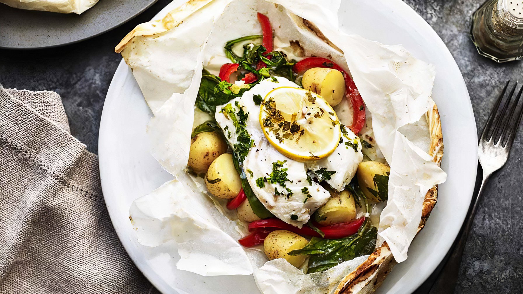 سمك القد المخبوز مع جبن الماعز