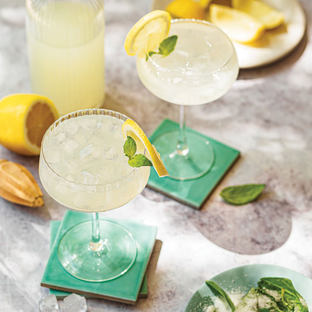 ليموناضة فوّارة مع زيت الحامض والريحان