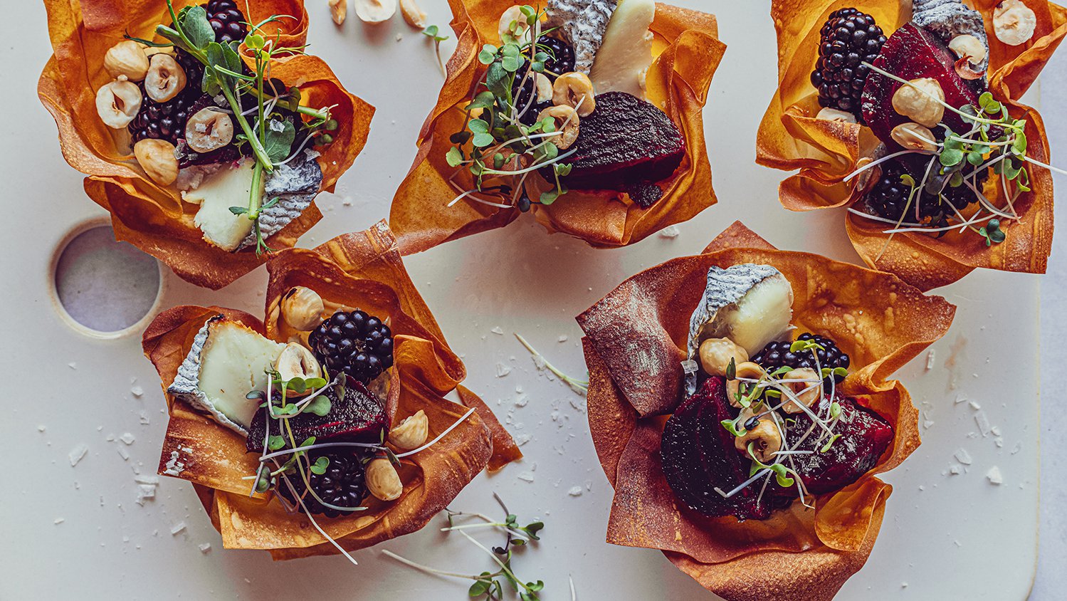 تارت الفيلو بالشمندر وجبنة فالينساي