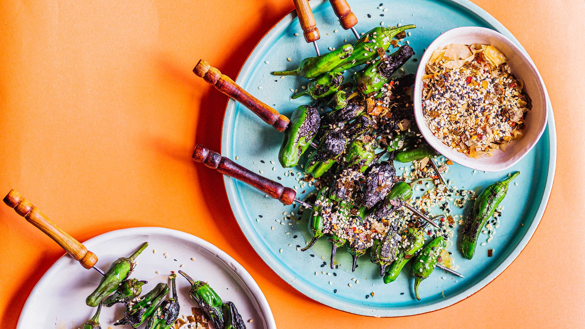 أسياخ فلفل بادرون مع توابل فوريكاكي اليابانية