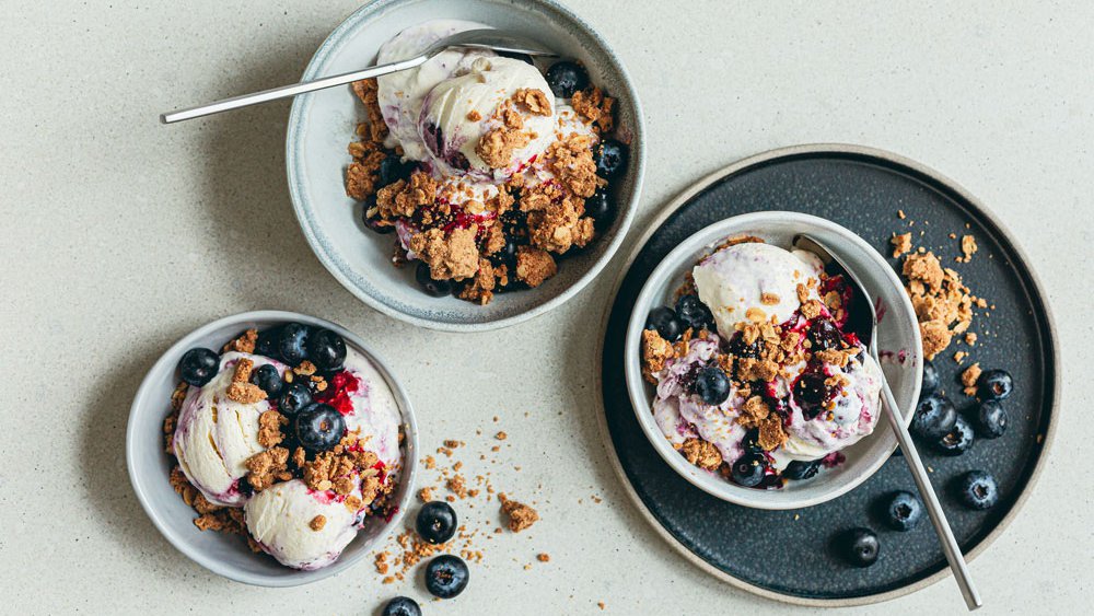 آيس كريم مع تشيز كيك التوت الأزرق وبسكويت القرفة