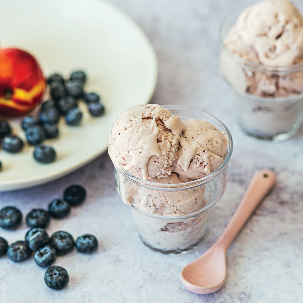 زبادي مجمّد مغطّى بالفواكه