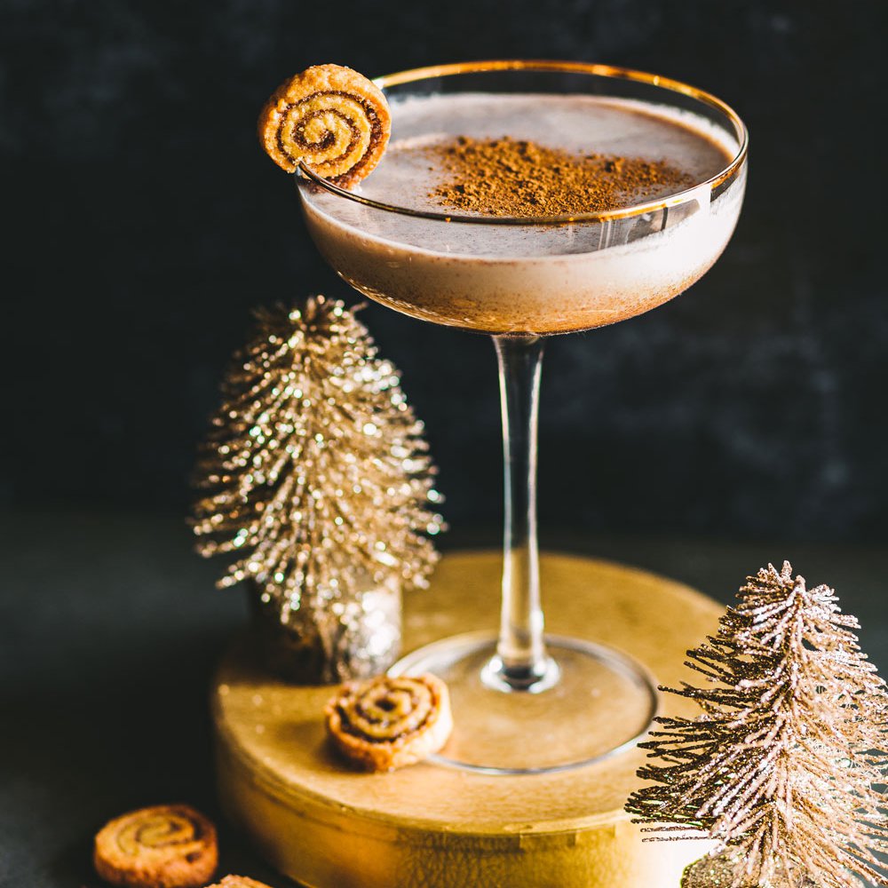 Liquid cinnamon roll with mini cinnamon cookies