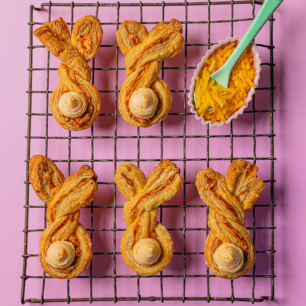 لفائف بالجبنة على شكل أذنَي أرنب