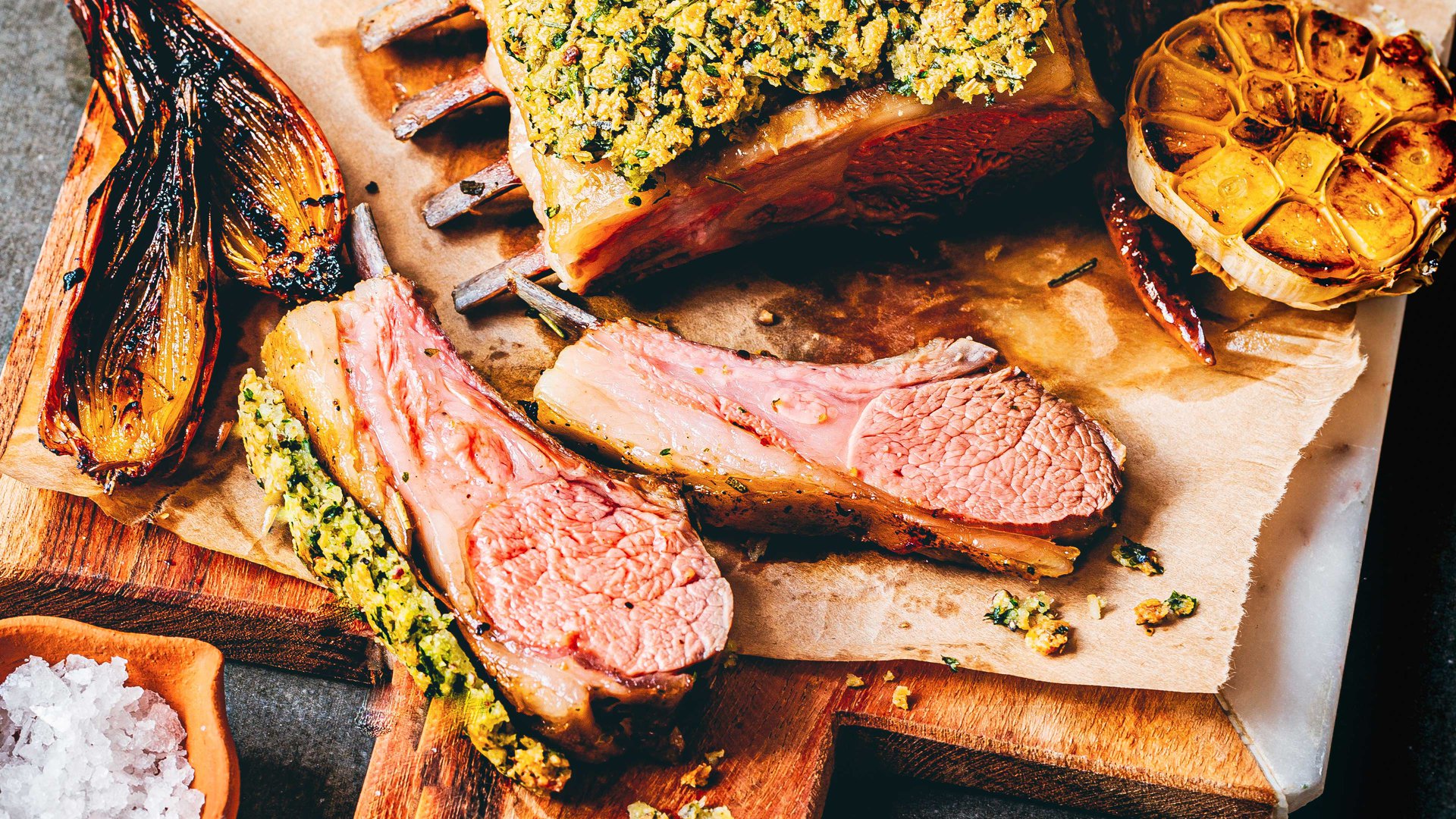 فخذ لحم الضآن مع صلصة الزبادي بالنعناع