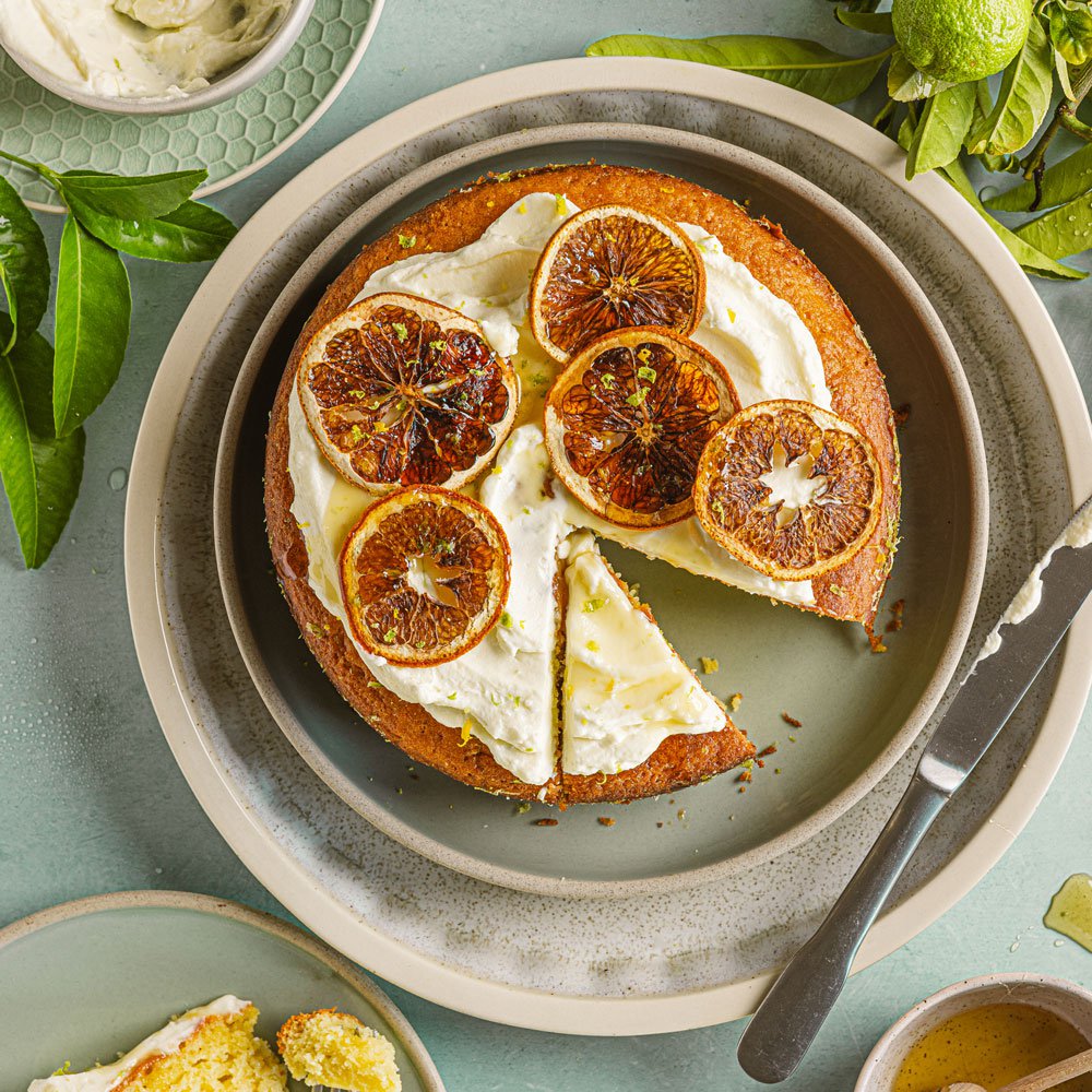 كيك الحامض والزبادي اليوناني مع كريمة التزيين بالزبادي