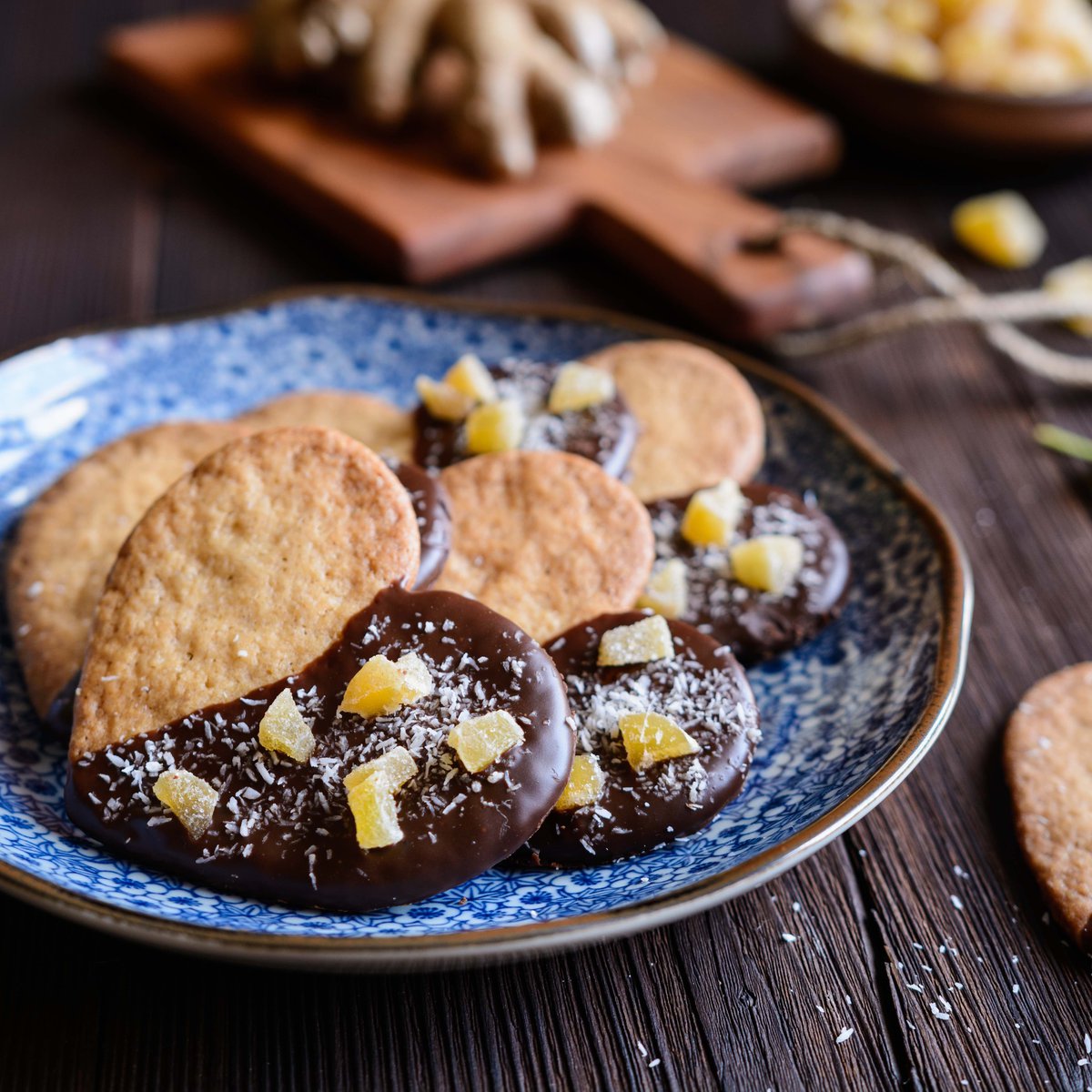 بسكويت على شكل قلب مع شوكولاتة داكنة وزنجبيل طازج