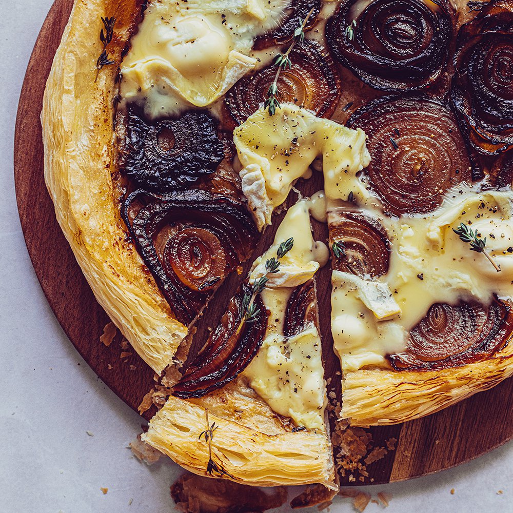 تارت بالبصل المكرمل والجبنة المشللة