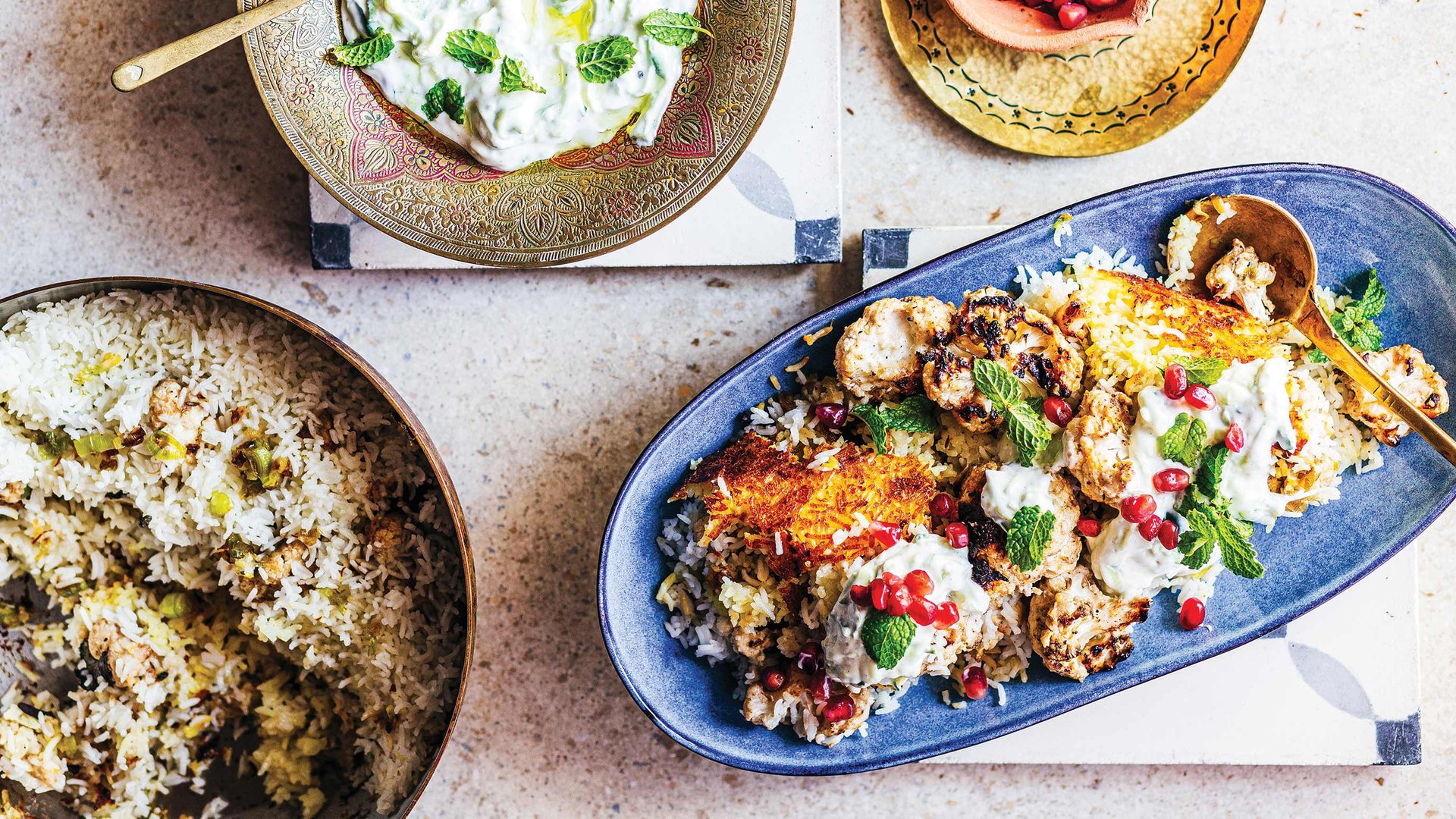 برياني القرنبيط مع صلصة الزبادي الهندية (الرايتا)