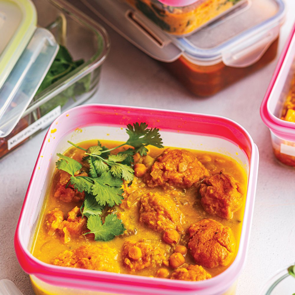 يخنة الكرفس والحمّص وقطع العجين