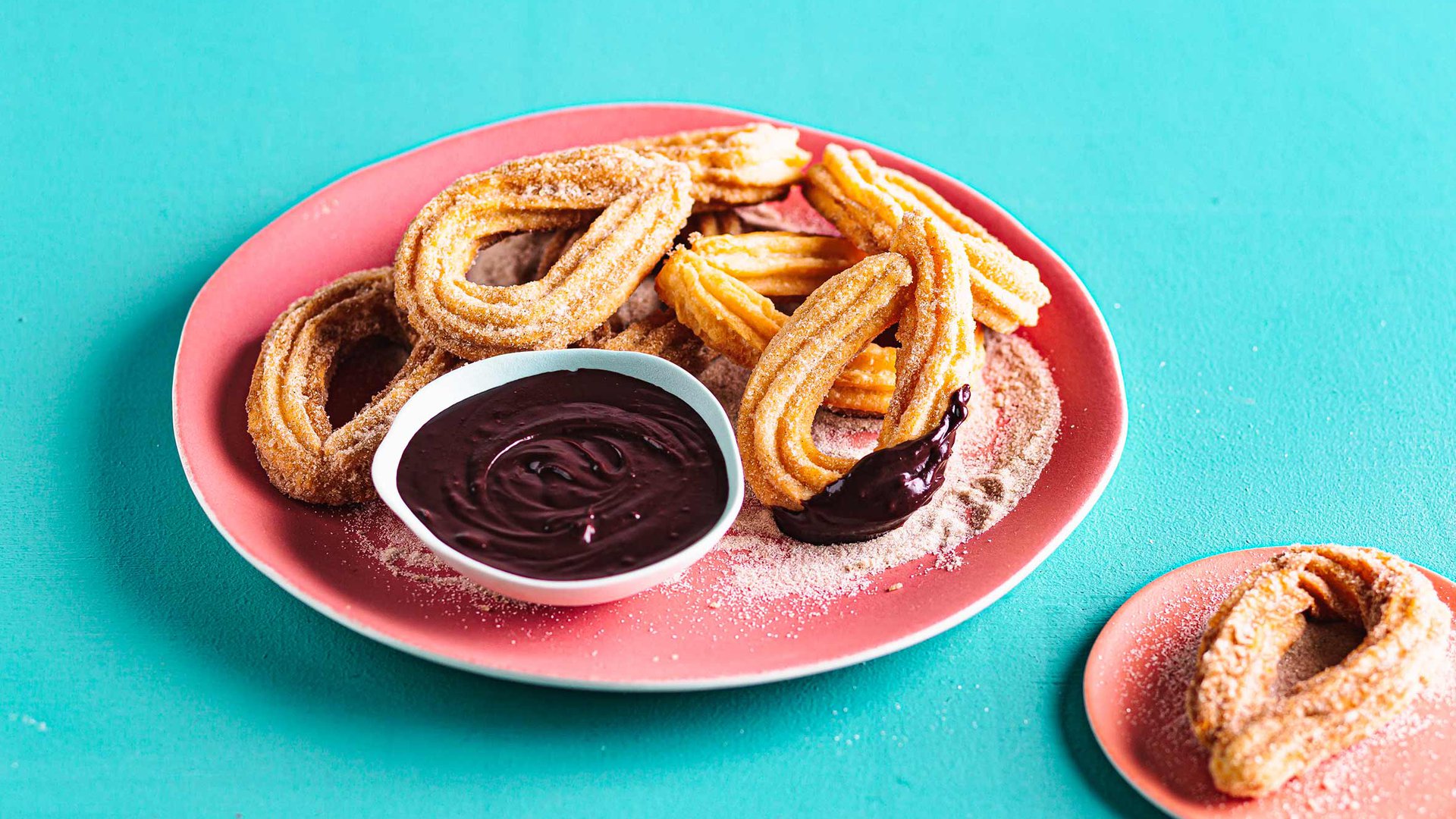 حلوى التشوروز مع صلصة الكارميل بالشوكولاتة الداكنة