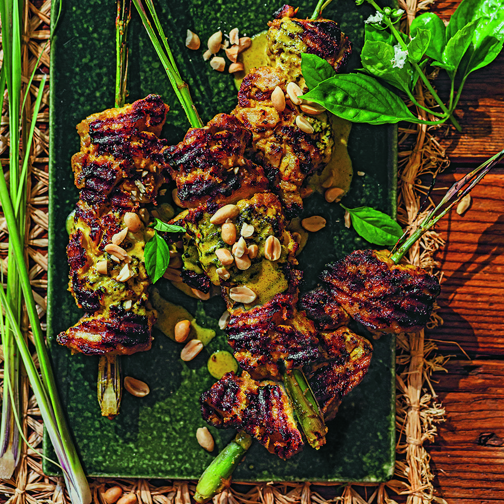 ساتاي الدجاج المشوي على الفحم على أسياخ من سيقان عشبة الليمون