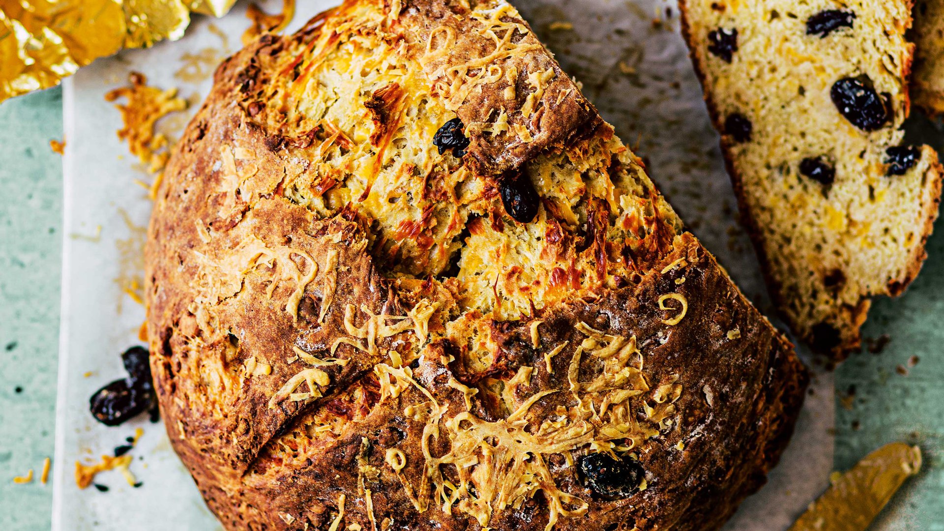 خبز الصودا بالجبن والزبيب