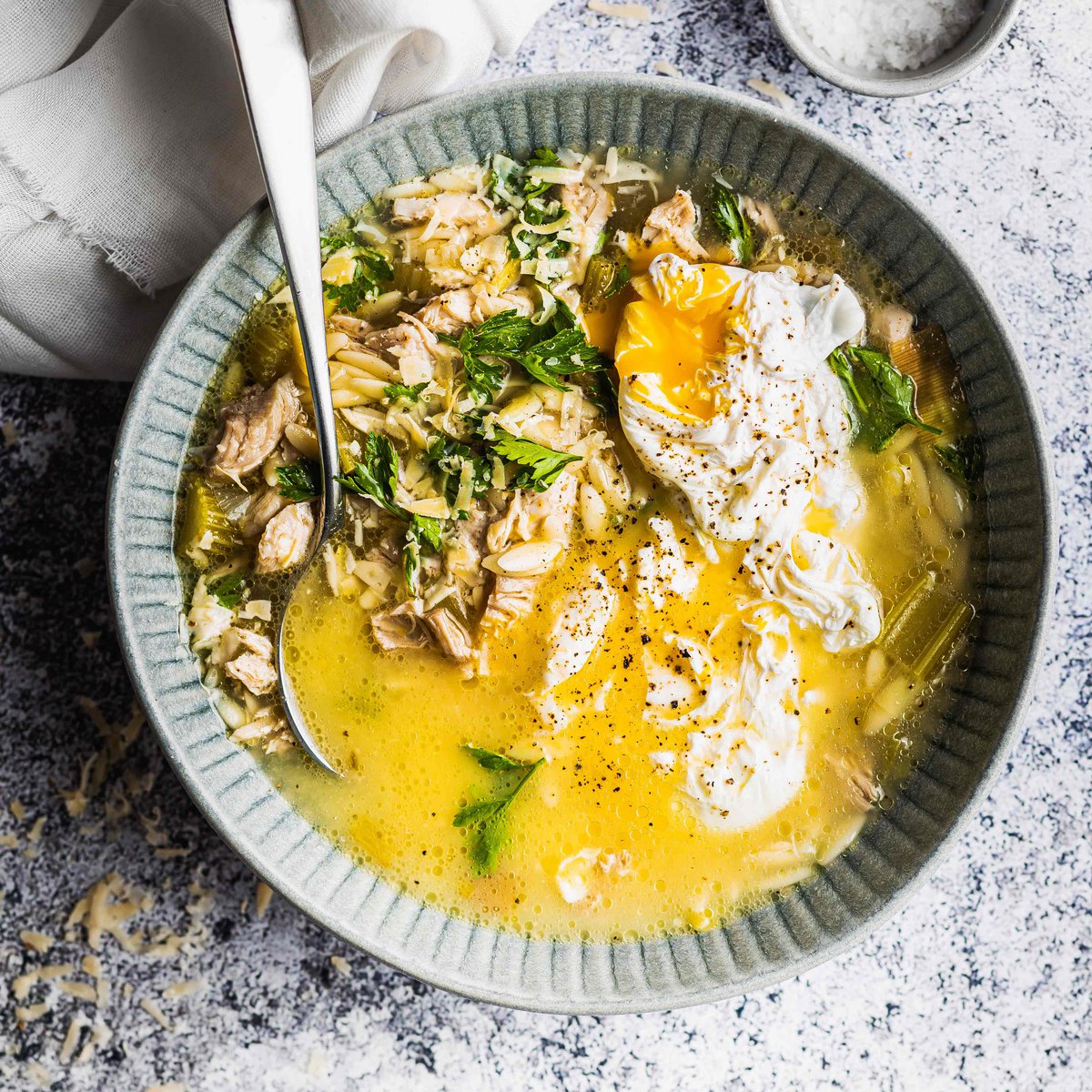 شوربة الدجاج مع الأورزو (لسان العصفور) والبيض المسلوق