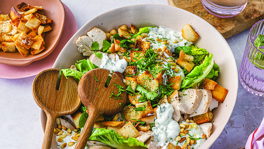 سلطة مستوحاة من فتّة الدجاج