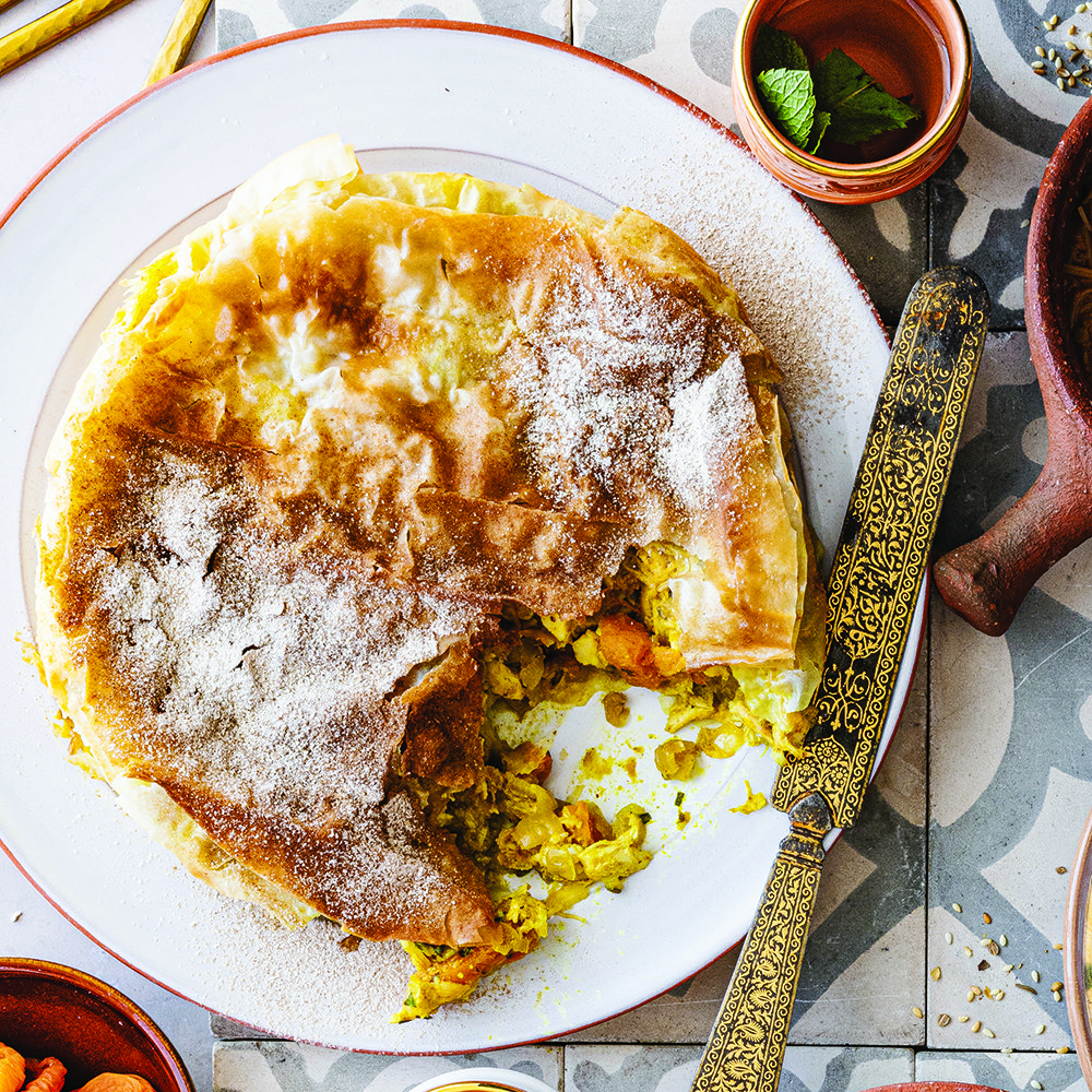 فطيرة باستيلا بالدجاج المفتّت والمشمش المجفّف