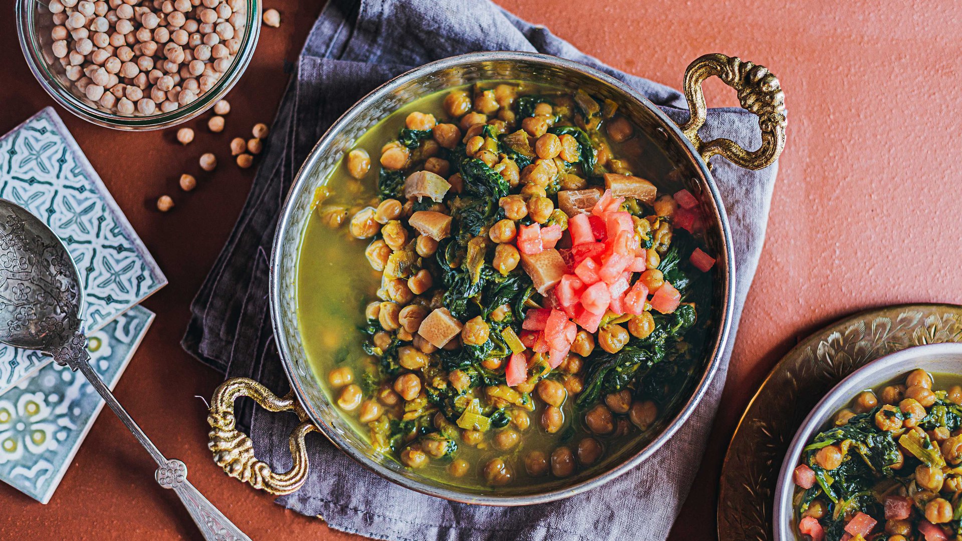 حساء سريع التحضير بالحمص والسبانخ