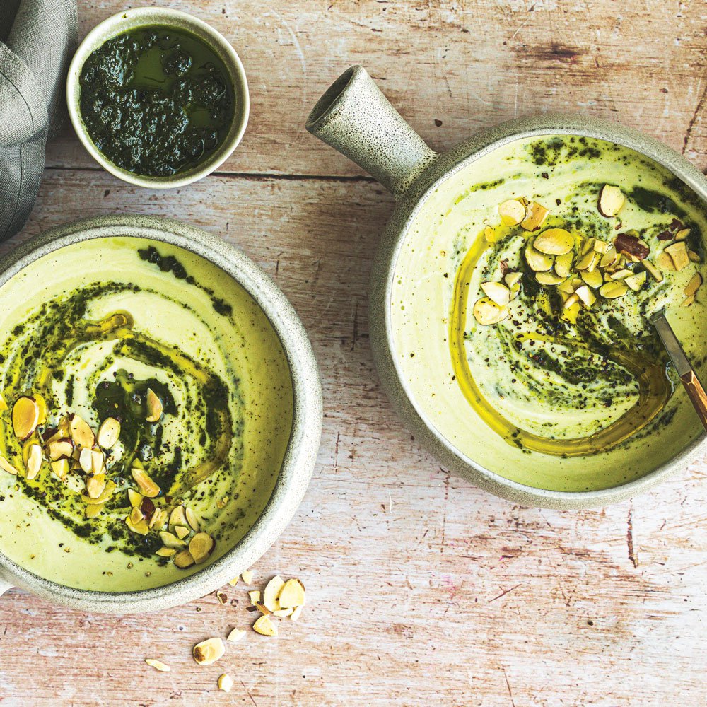 شوربة جذوع الهليون الحارة مع زيت الأعشاب