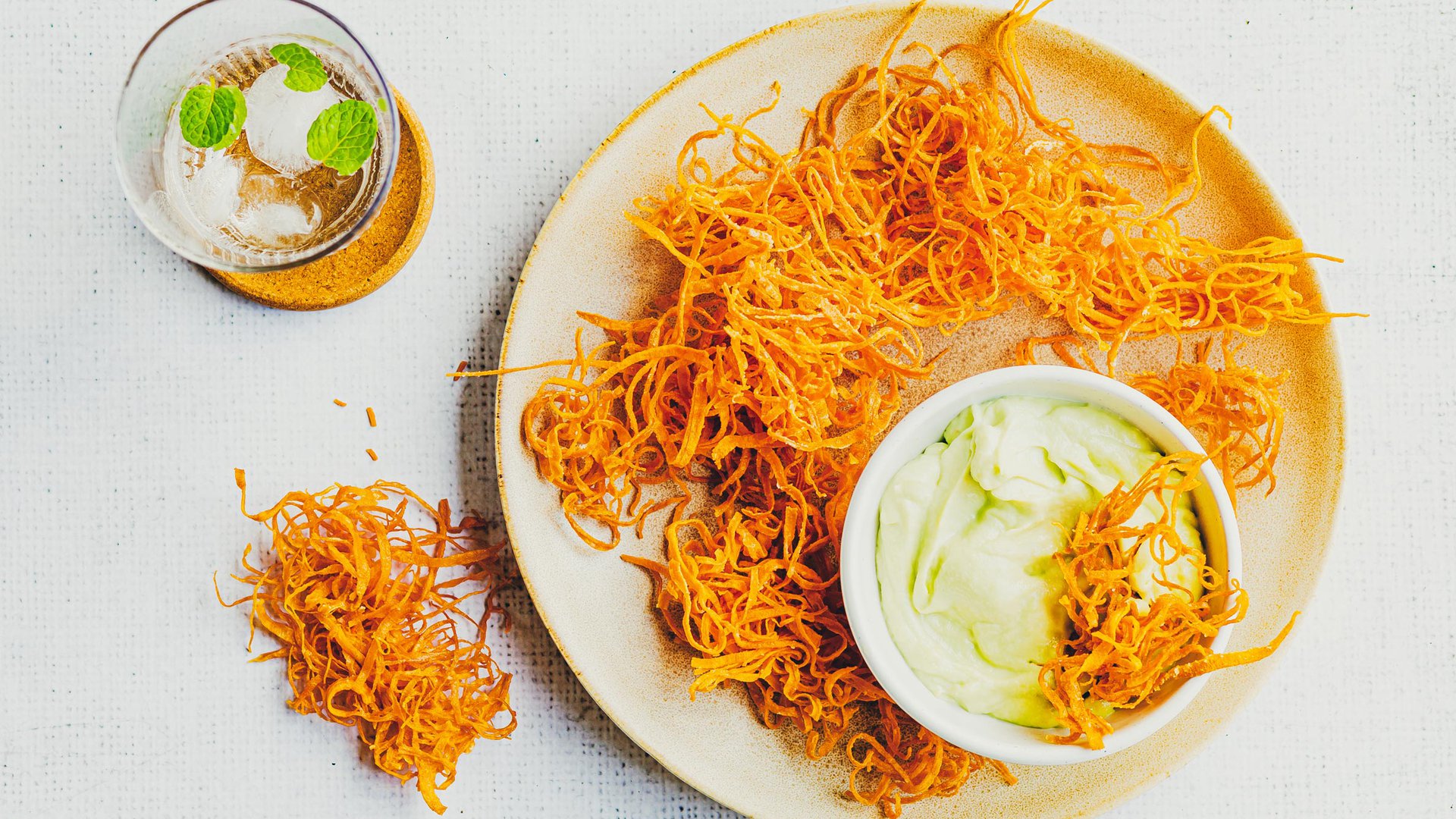 بطاطا حلوة مع صلصة الثوم والأفوكادو