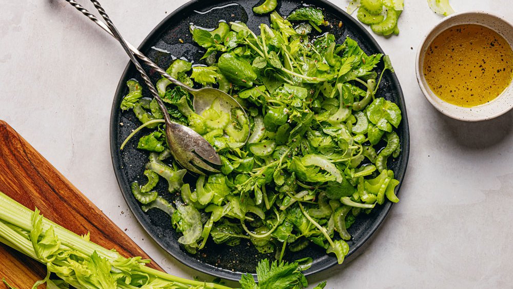 سلطة كرفس مفروم مع صلصة التفاح والنعناع