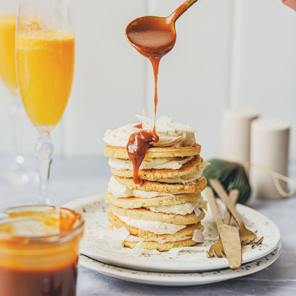 فطائر صغيرة بجوز الهند مع الكريم فريش بالفانيلا والكراميل المملّح