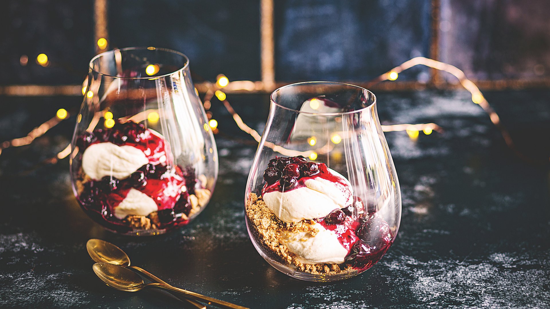 بارفيه كريمة الفانيليا المخفوقة مع كومبوت التوت