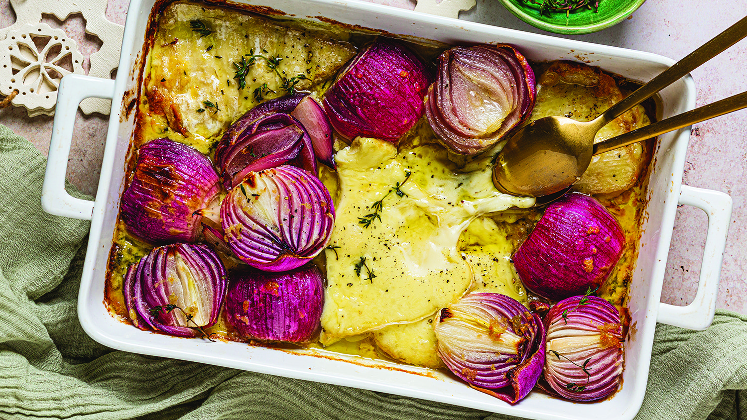 Creamy baked red onions with brie