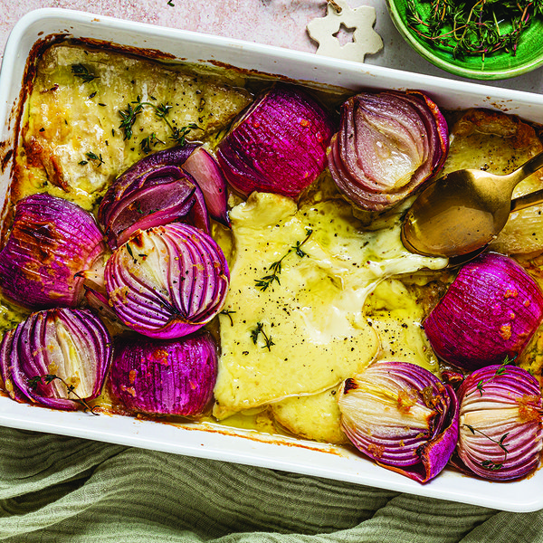 Creamy baked red onions with brie