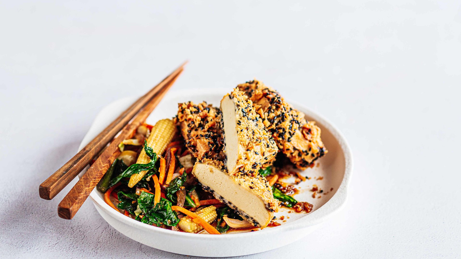 توفو مغطى بورق النوري والسمسم مع خضار مقلي