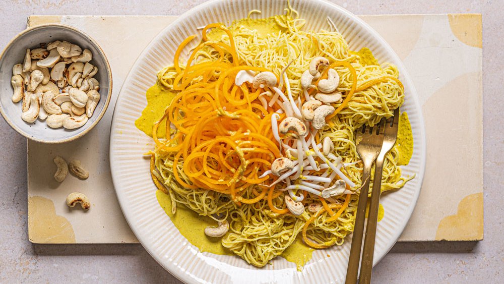 Crunchy Thai salad with yellow curry dressing