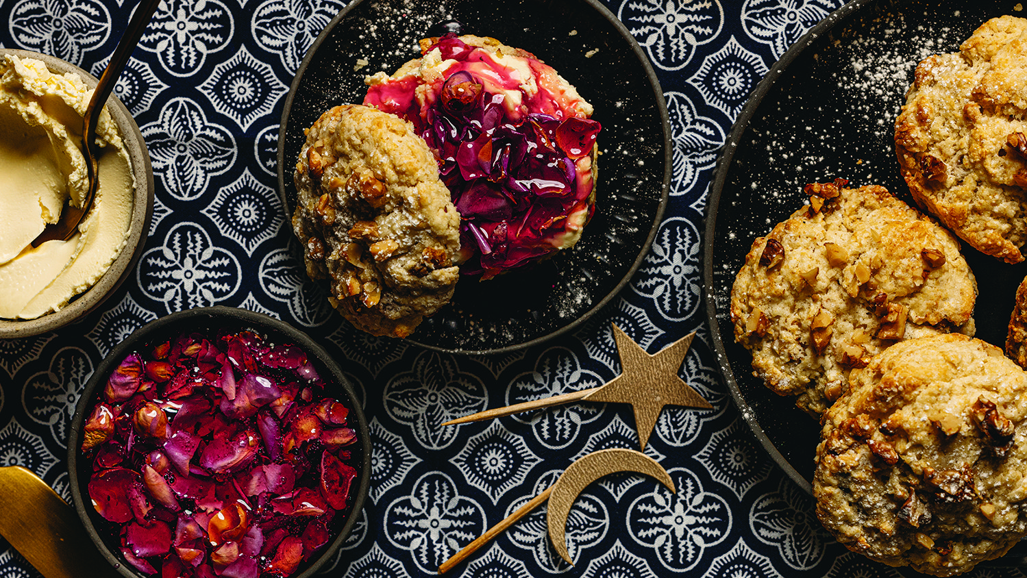 كعكات السكونز بحشوة التمر والجوز