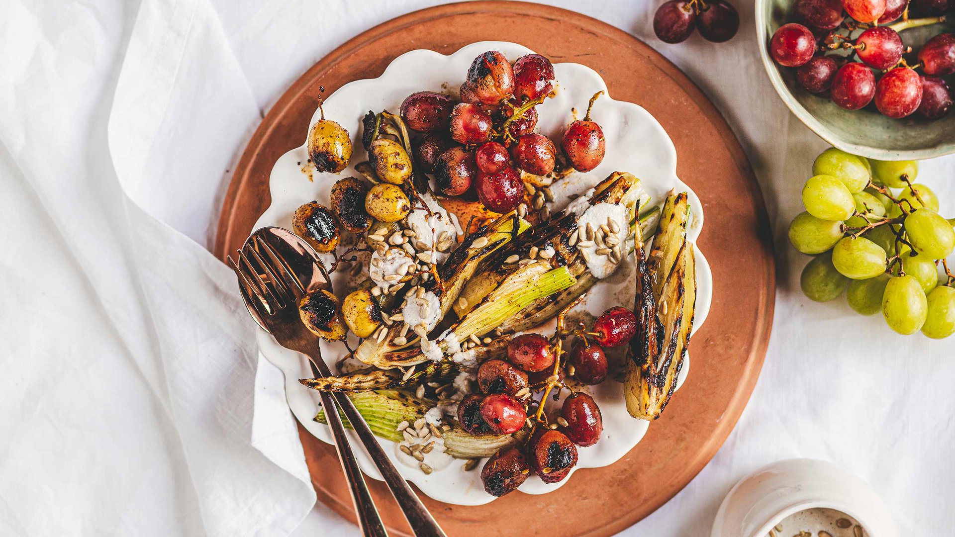 سلطة العنب المشوي مع الدقة والشمر، مع صلصلة بذور عباد الشمس