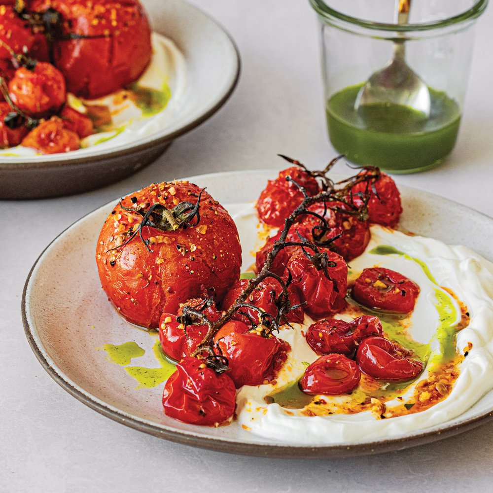 طماطم مشوية بتوابل الدقة مع زيت الأعشاب