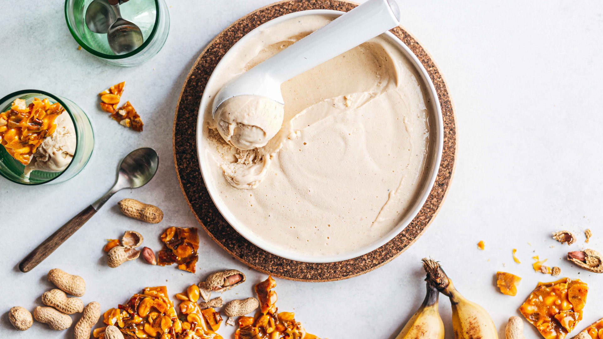 آيس كريم موز سهل مع قشر الموز و زبدة فول السوداني