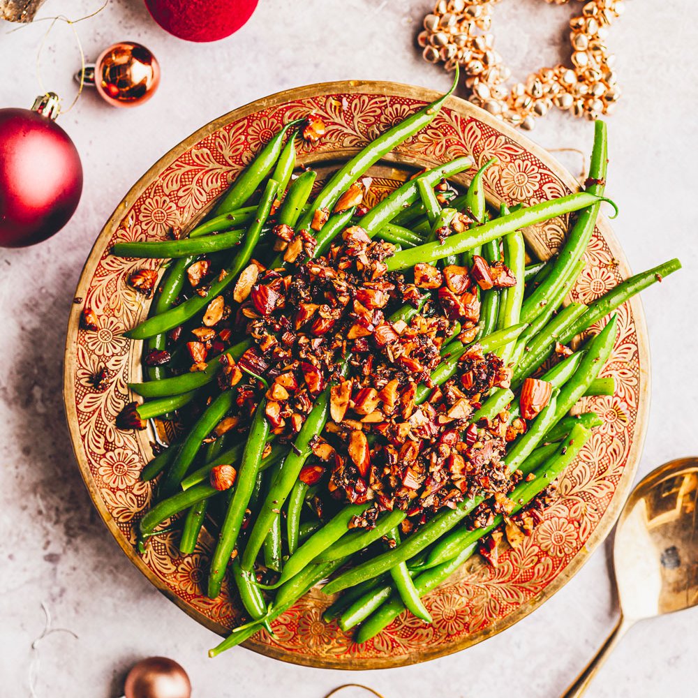 فاصوليا خضراء مع السمن والبهارات واللوز