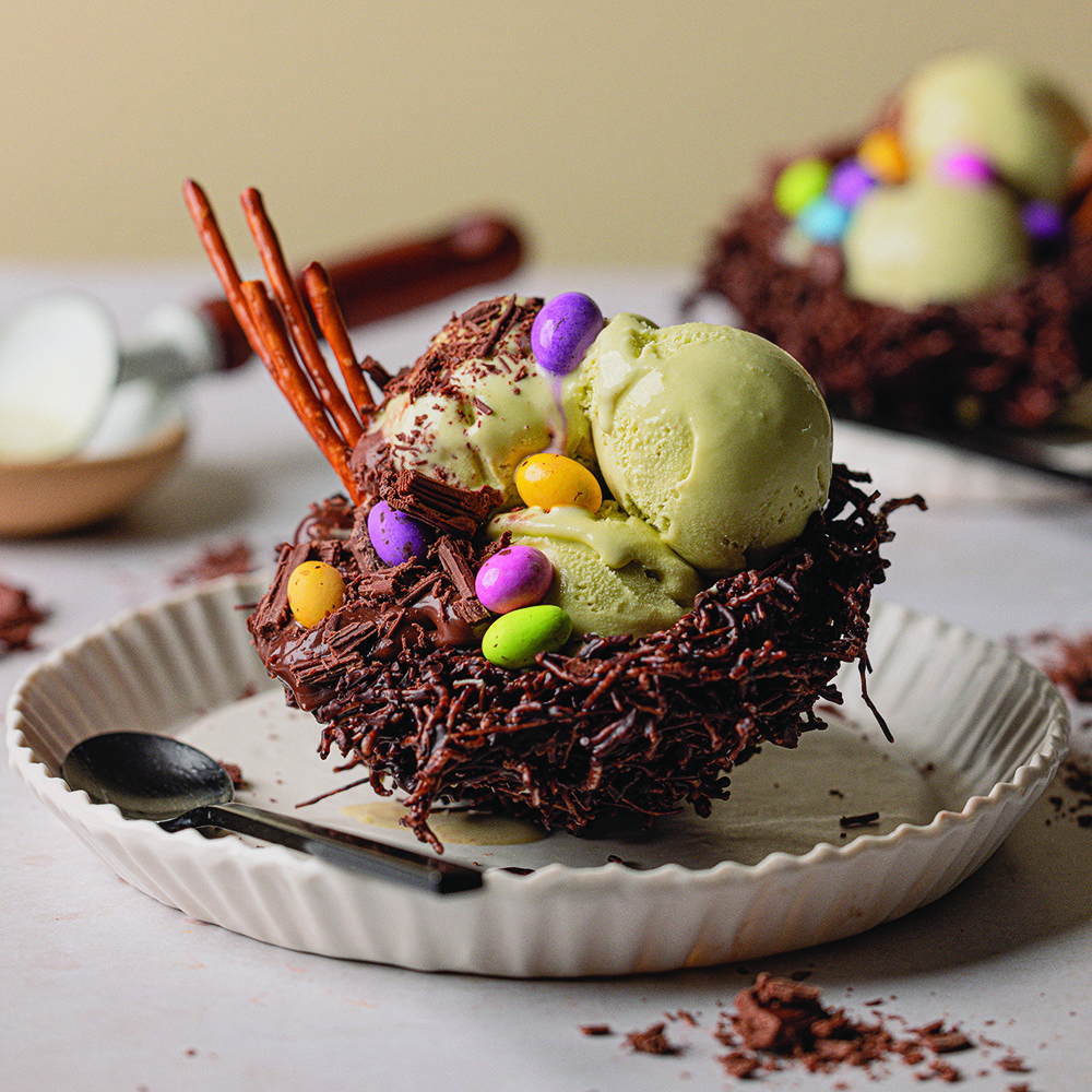 صنداي على شكل عشّ لعيد الفصح