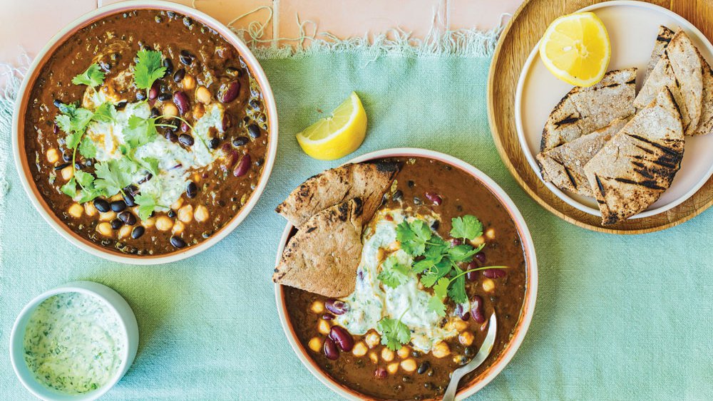 طبق رايتا بخمسة أنواع من الفاصوليا وزبادي الصويا