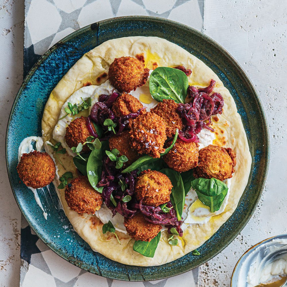 فلافل الفريكة مع البصل بالسماق وخبز الشراك