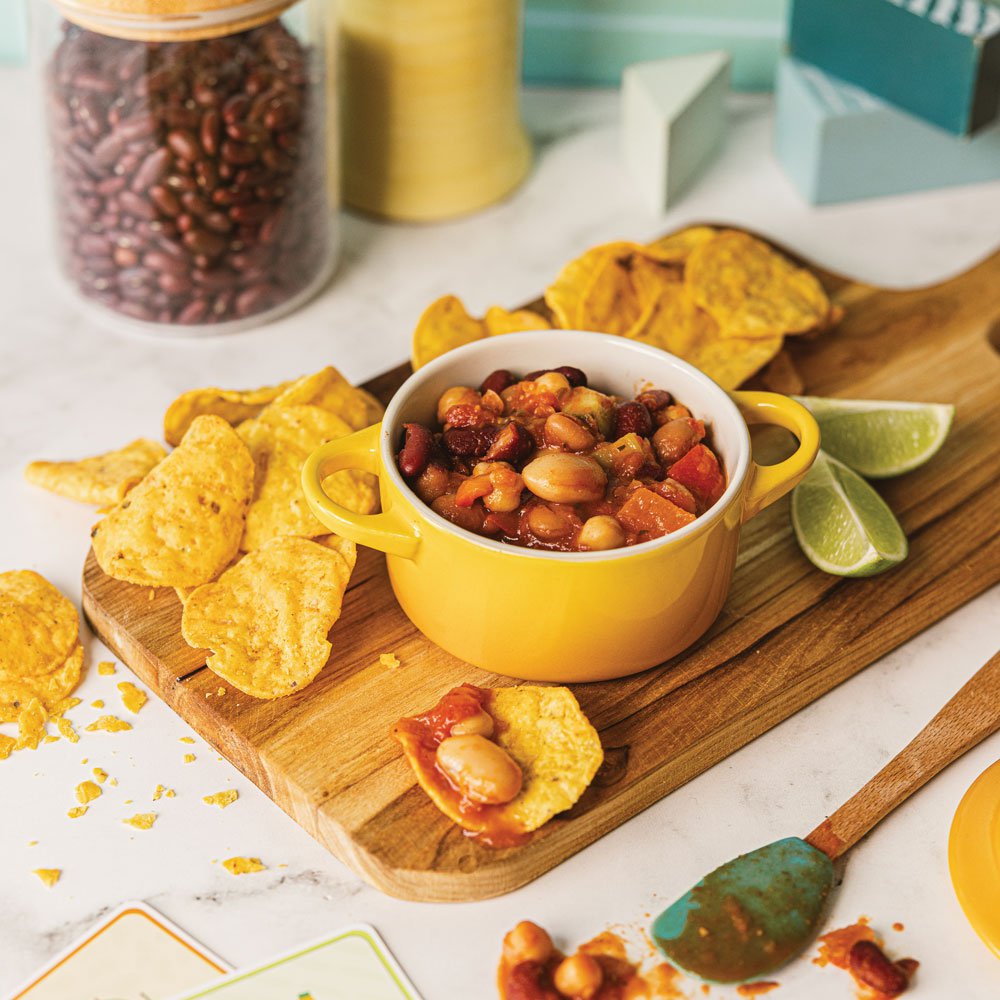 خمسة أنواع فاصولياء مع فلفل حار ورقائق تورتيلا