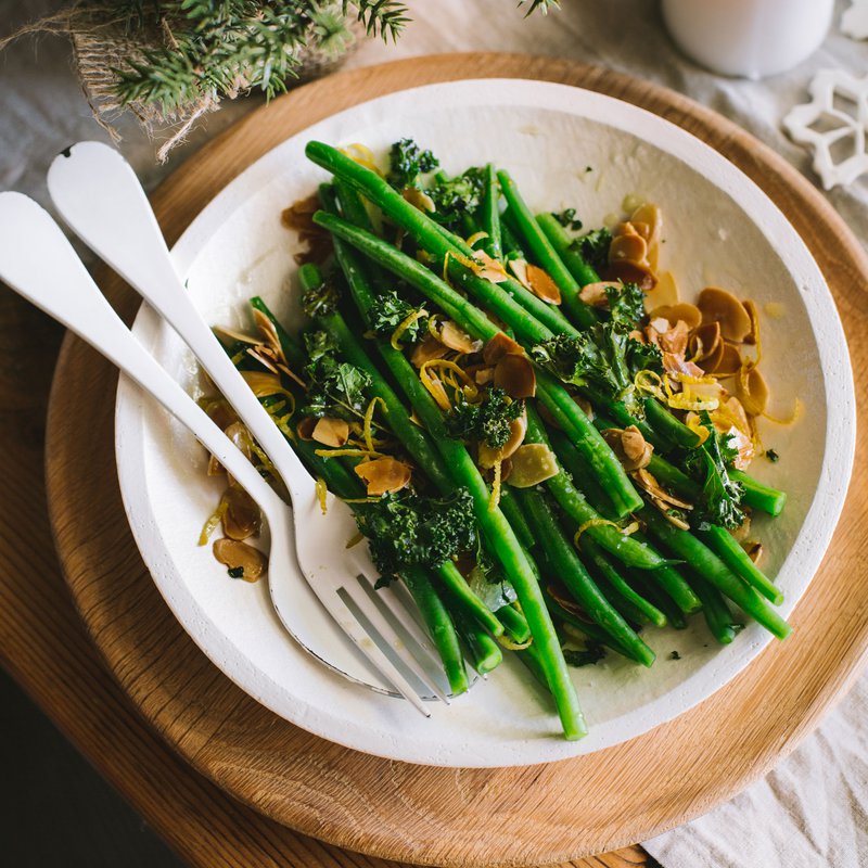 Green beans &amp; crispy kale with toasted almonds