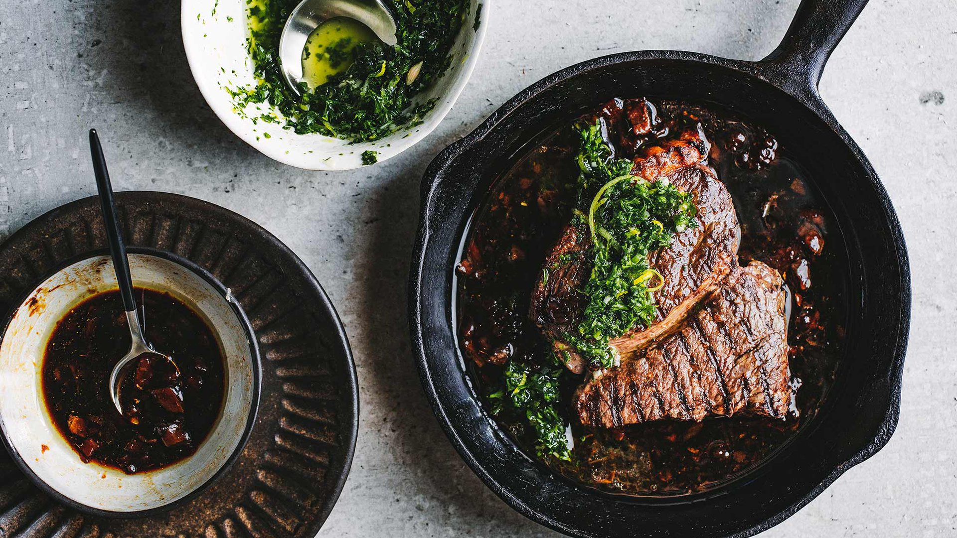 ستيك بقرى بالثوم والأنشوجة مع الجريمولاتا