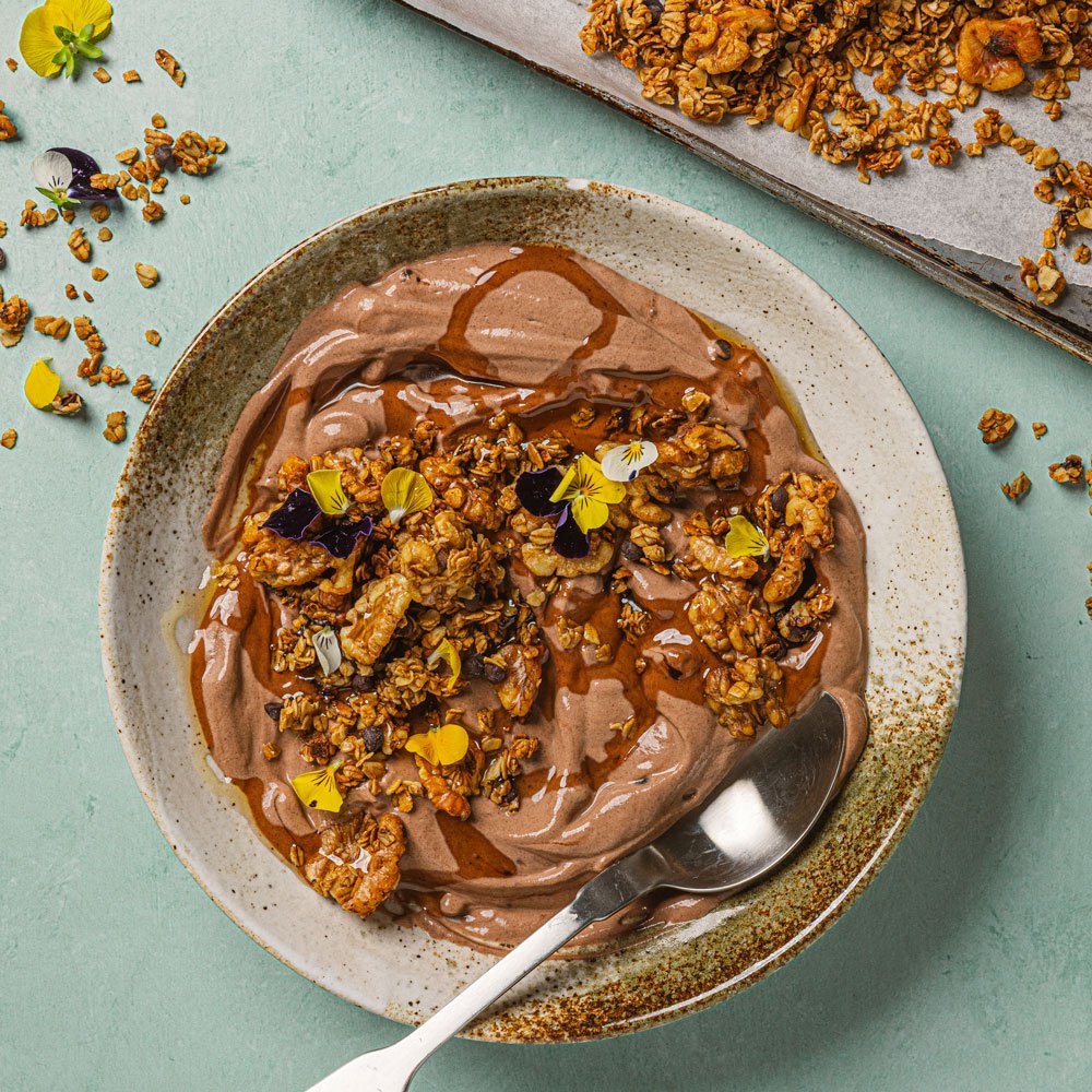 غرانولا مع الجوز والزبادي بالشوكولاتة والكرز