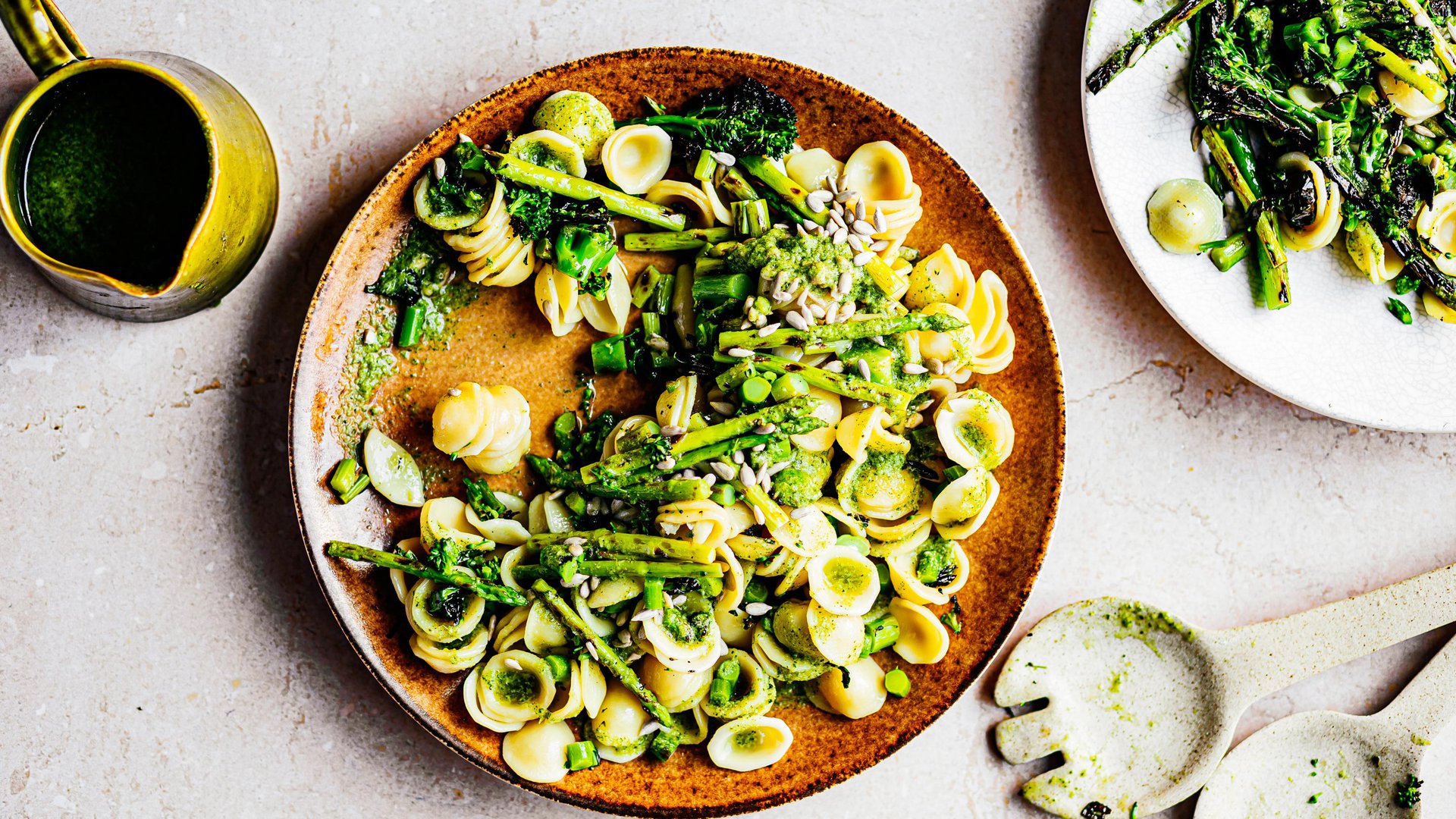 سلطة معكرونة الهليون والفاصوليا الخضراء المشوية مع صوص النعناع