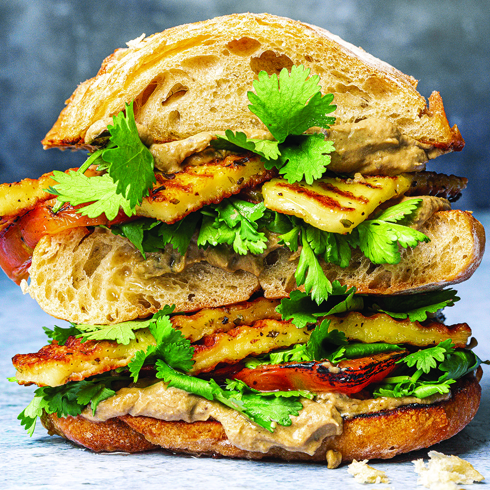 توست صغير بجبنة الحلّوم المشوية مع زبدة الميسو بالباذنجان