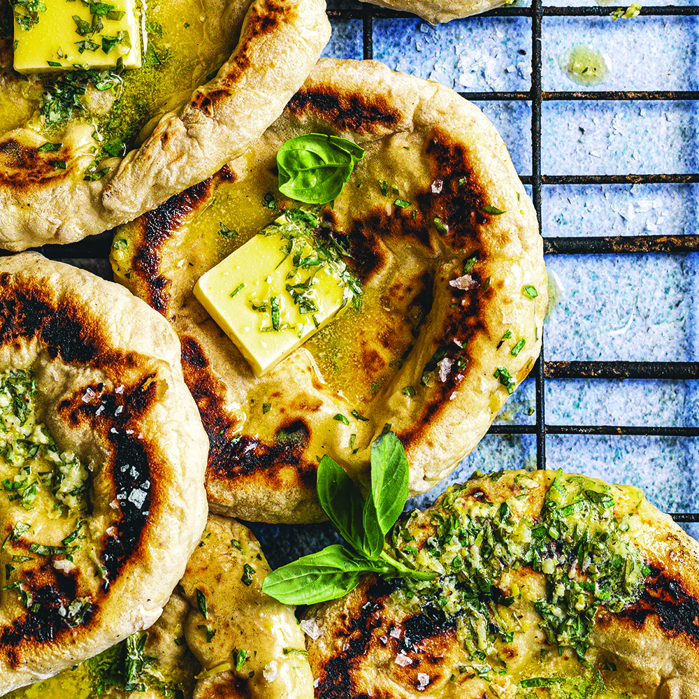 خبز تركي مخمّر ومحمّص مع الزبدة بالريحان